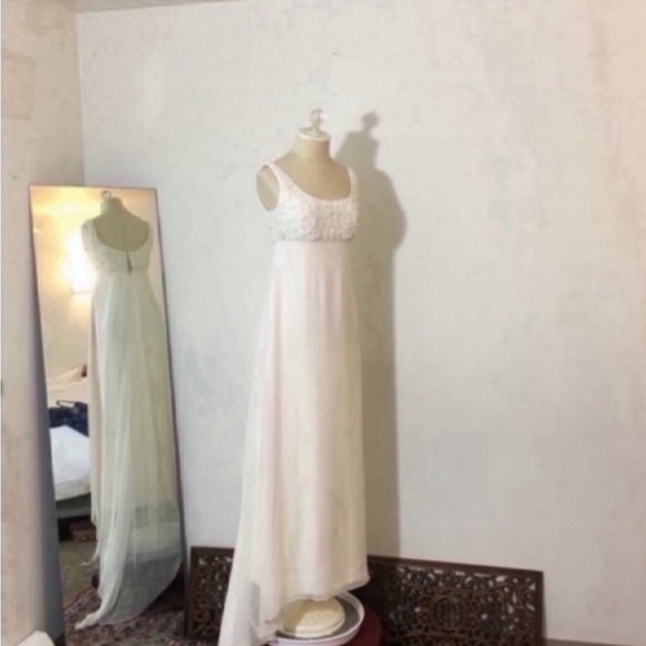 Anne Barge 100% Silk ivory formal gown Size 4
White beaded top
Silk chiffon - Picture 2 of 5